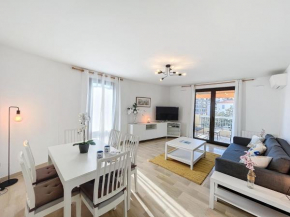 Bright and vast 1BR balcony parking heart of town 1 mn